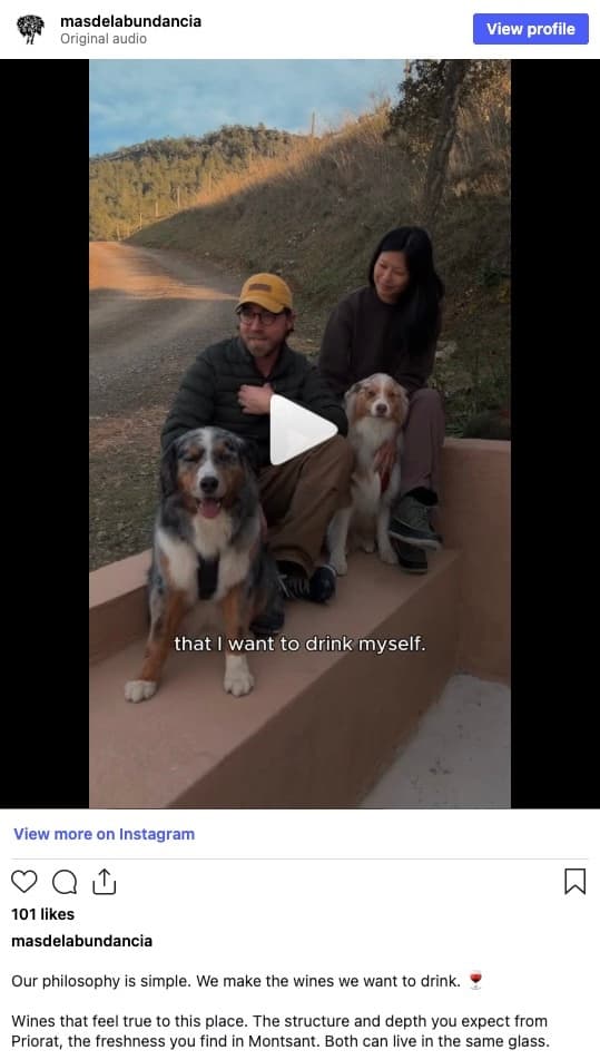 Ryan and his wife sitting outdoors at Mas de l'Abundància in Priorat with their two dogs